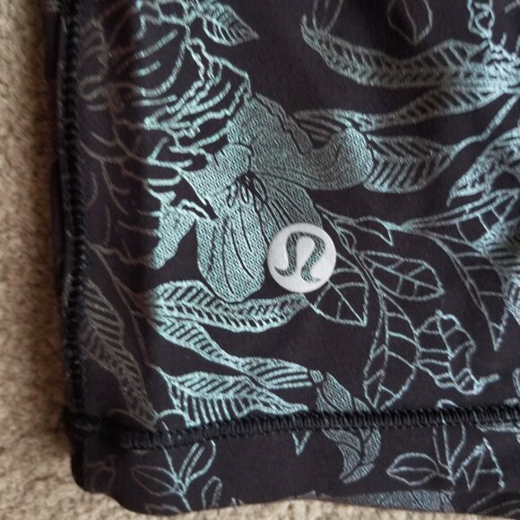 Lululemon Wunder Train Cropped in Logo Flourish Black Iridescent Foil, size 10 - Picture 5 of 8
